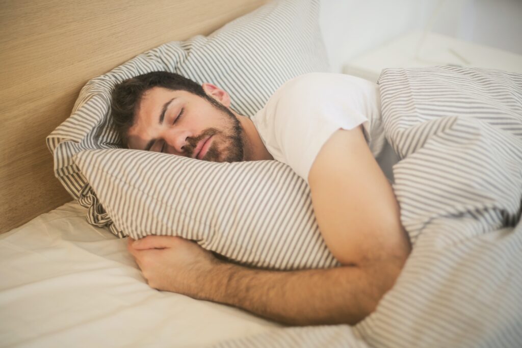 The best sleeping positions for losing weight: side sleeping.